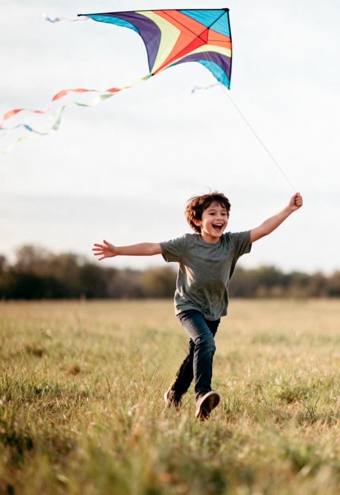 風箏在廣闊天空中自由飛翔,象徵風箏與風的意義